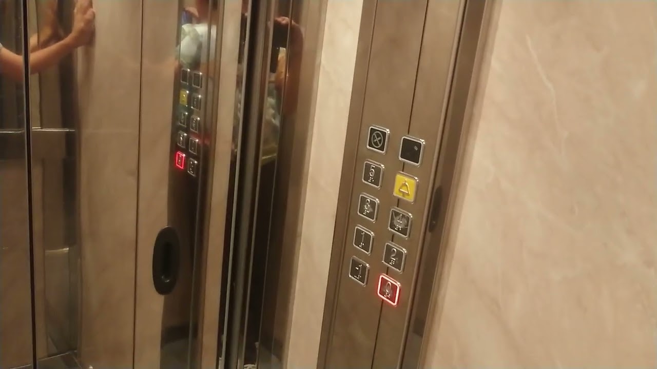 Πολύ παλιό ασανσέρ σε πολυκατοικία στην Αθήνα (εκσυχρονισμένο)