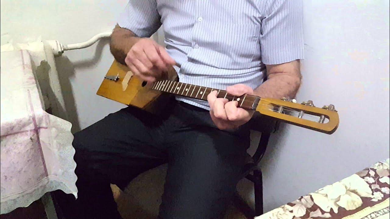 рекорд игры на балалайке. занятия по балалайке. уроки по балалайки для начинающих. мужчина с балалайкой. рекорд игры на балалайке.