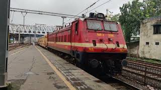 गुजरात एक्सप्रेस की तेज़ हॉर्न के साथ खतरनाक एंट्री हुई मुंबई के अंधेरी में।