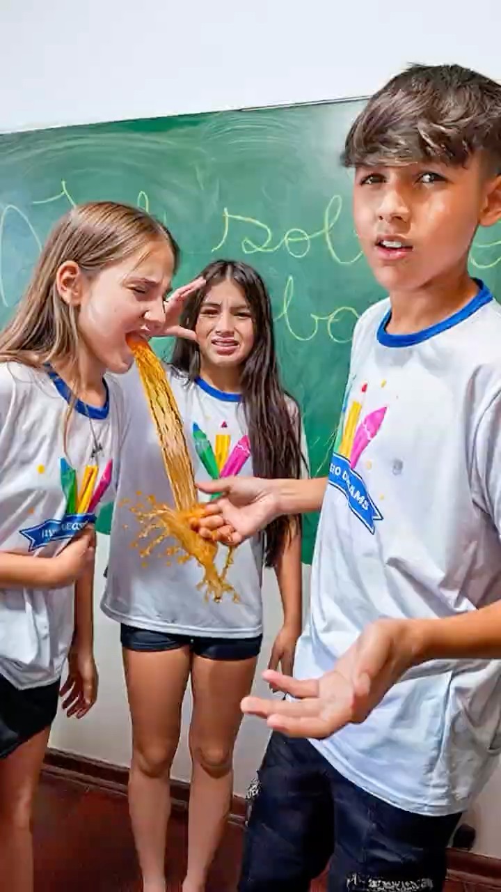 ELA VOMITOU NA SALA DE AULA NA FRENTE DE TODO MUNDO #shorts