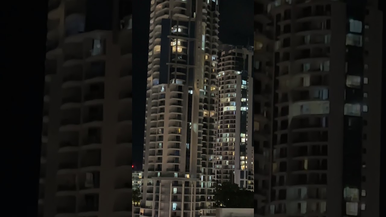 Emergency Vehicles Stop Traffic In Central Surfers Paradise 😳