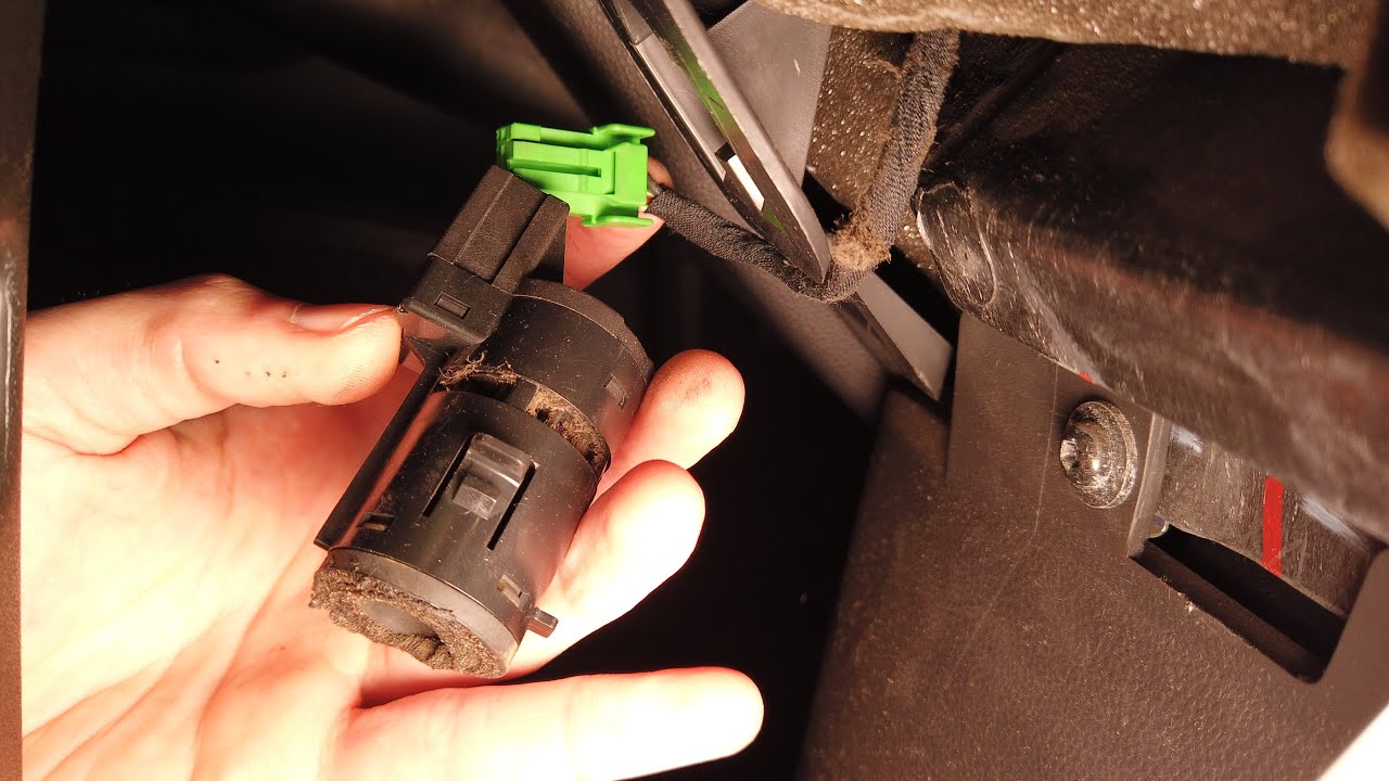 Volvo V50, S40 II, C30, C70 II fixing buzzing noise under the dashboard