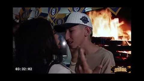 BESO de Cris Valencia con Karina, cumplieron el reto.