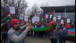 Azərbaycanlılar Berlində Sarkisyana Etiraz Edir