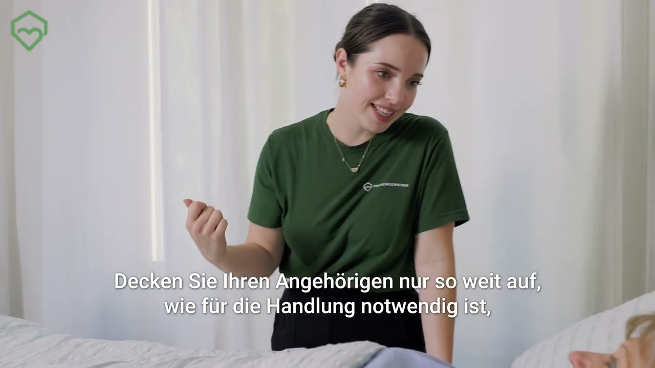 Auskleiden einer liegenden pflegebedürftigen Person im Bett – sicher und würdevoll