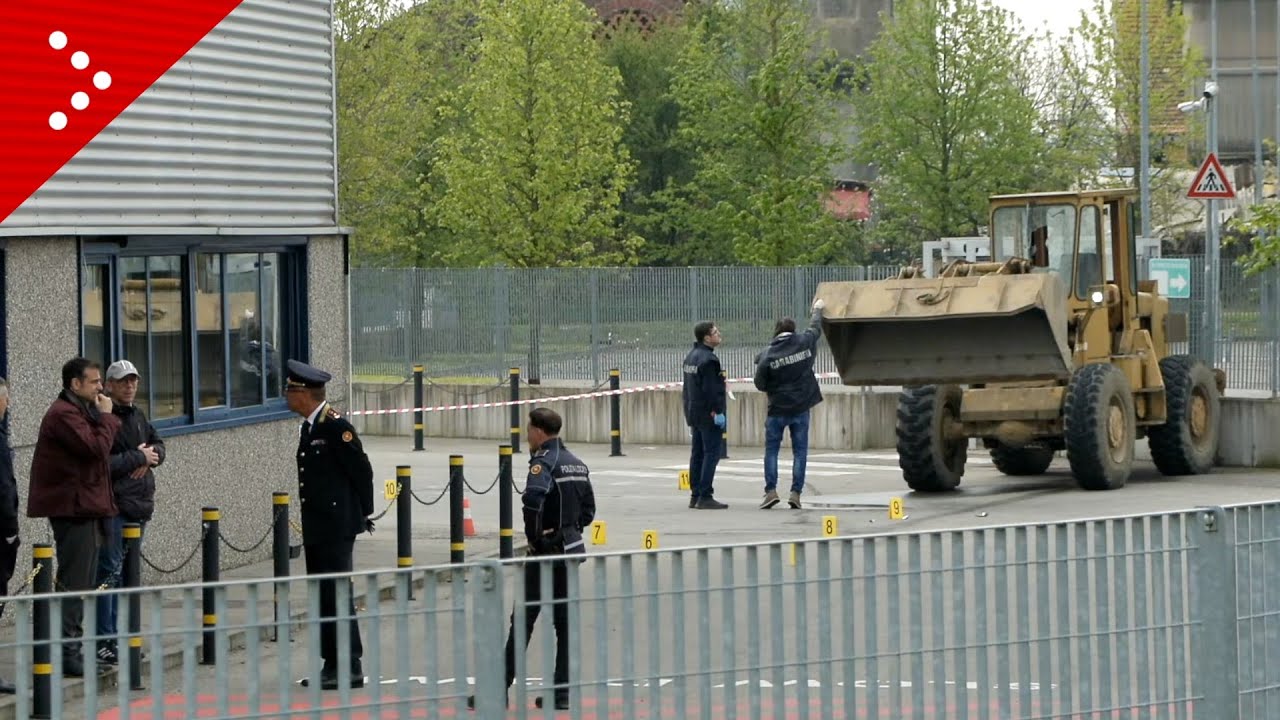 San Giuliano Milanese, assalto con ruspa a un'azienda: bossoli proiettili a terra e auto incendiate