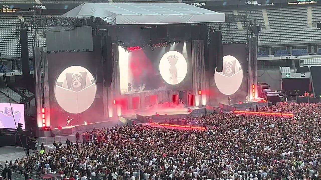 Lady Gaga Opening Bad Romance + Just Dance + Poker Face Chromaticaball Paris