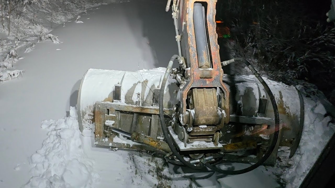 직접 제작한 굴삭기 제설블레이드로 하장풍력 야간 제설. 대덕산 풍력 야간 제설 현장