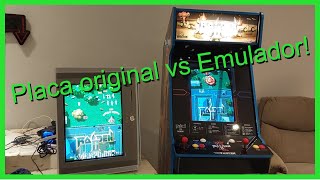 Lado a lado o jogo Raiden 2, placa original vs emulador, quem ganha?