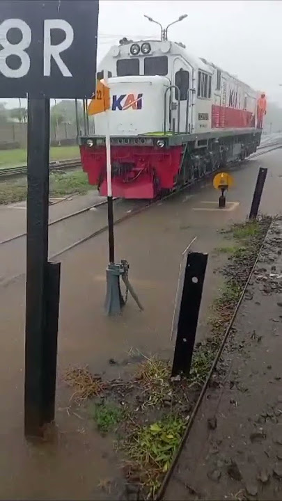 Detik detik Lokomotif kereta api menerjang banjir.