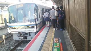 東福寺駅に到着、発車する221系と103系。
