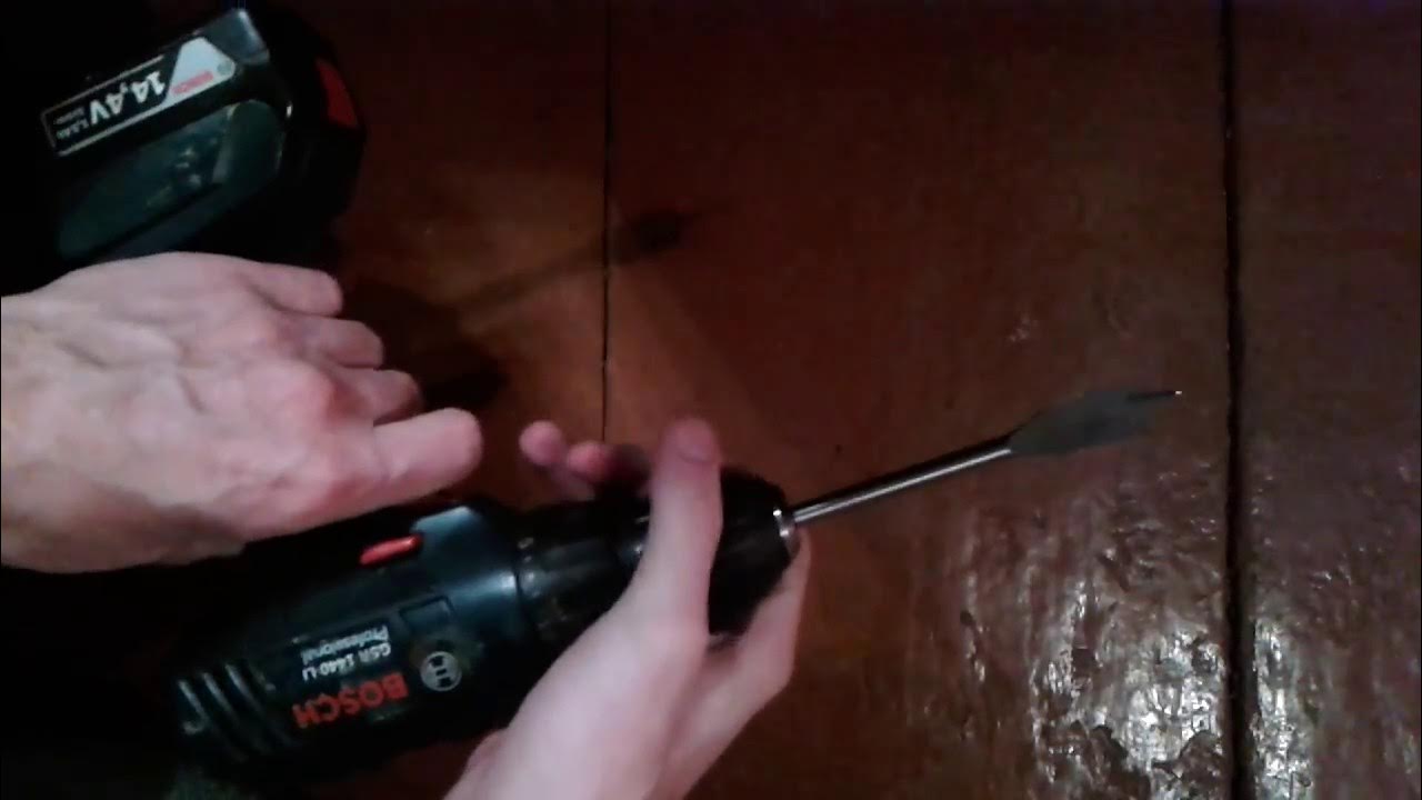 Как зажать сверло в шуруповерте. Как закрепить сверло в дрели hitachi. Как зажать сверло в шуруповерте. Патрон для сверла. Bosch psb 500 re.