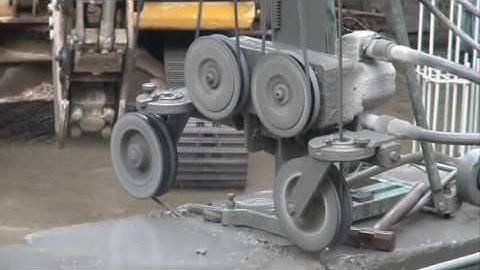 Máy cắt bê tông bằng dây cáp kim cương.