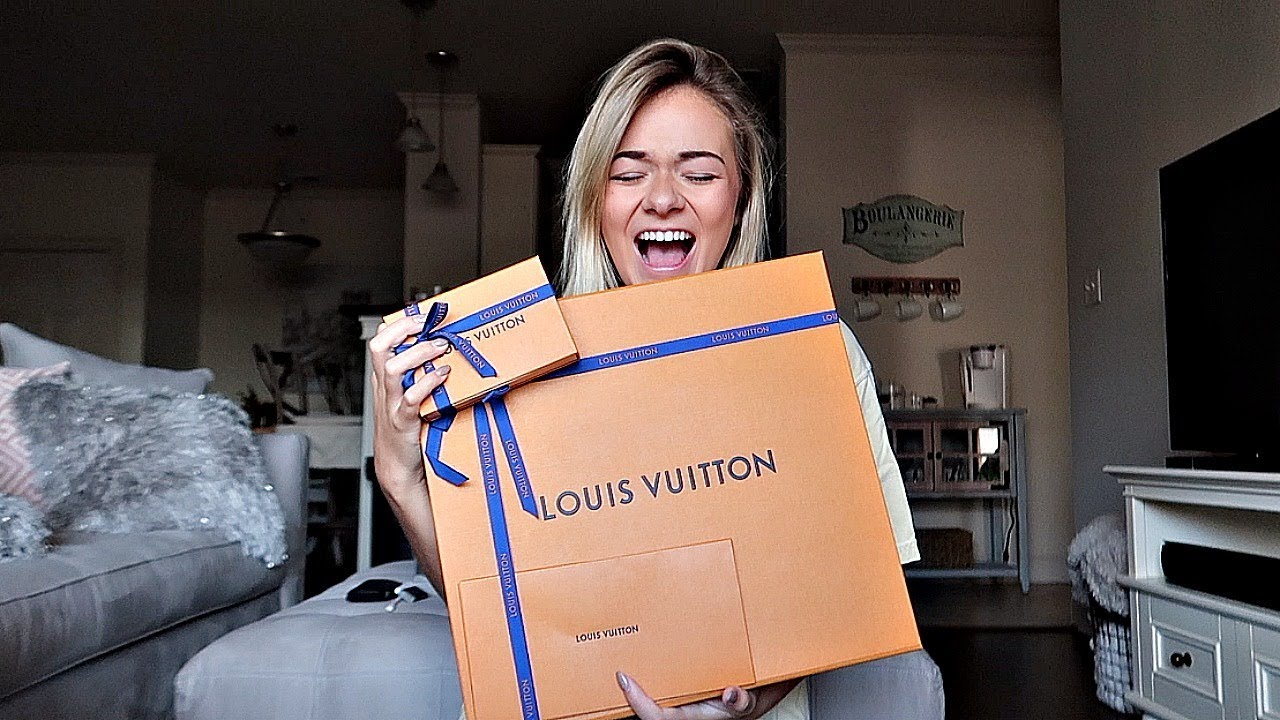 UNBOXING MY FIRST LOUIS VUITTON BAG - YouTube
