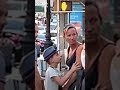 مقطع مضحك يقلد أغنية سنيوريتا في الشارع 