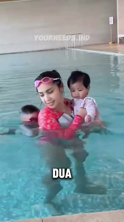 BABY LILY SWIMMING WITH MAMAGIGI AND CIPUNG SO CLEVER #yourneedsind #raffinagita #rayyanza