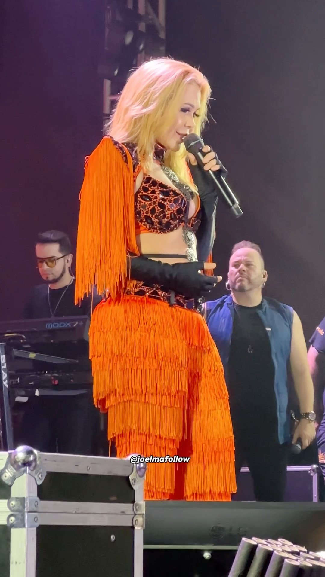 Joelma cantando o hit Imagino