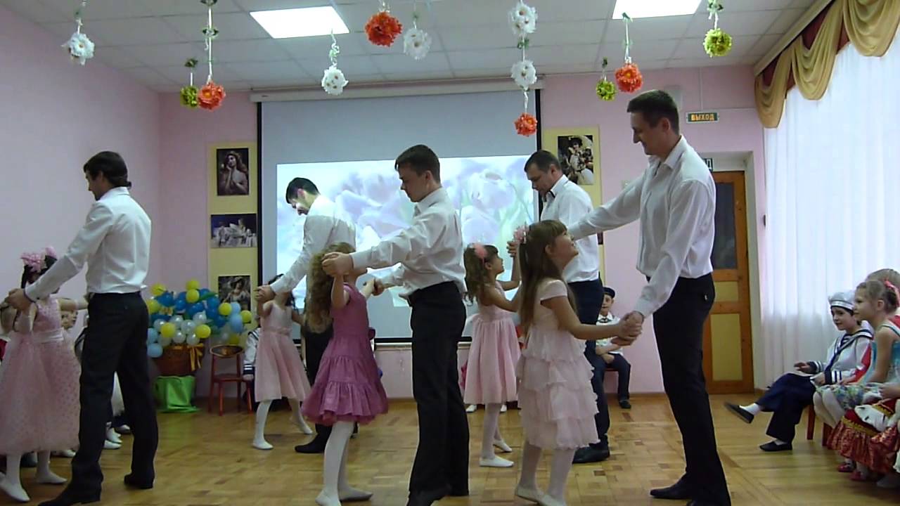 Танец с папами на выпускной в детском саду. Танец с папами фото. Как дети танцуют с папами.