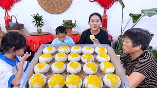 Homemade lotus seed paste and salted egg yolk mooncakes, so flaky they crumble in your mouth!