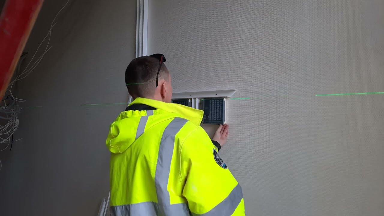 Рабочий день монтажника слаботочника в 11 минутах.  A wiring installer's workday is 11 minutes long