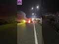 🚗🔥 Howrah ke Dhulagarh mein NH-116 par chalti gaadi mein achanak lagi aag! Ganimat rahi ki sabhi yat