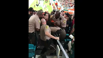 American Police Hit Girl شرطي أمريكي يضرب فتاه 