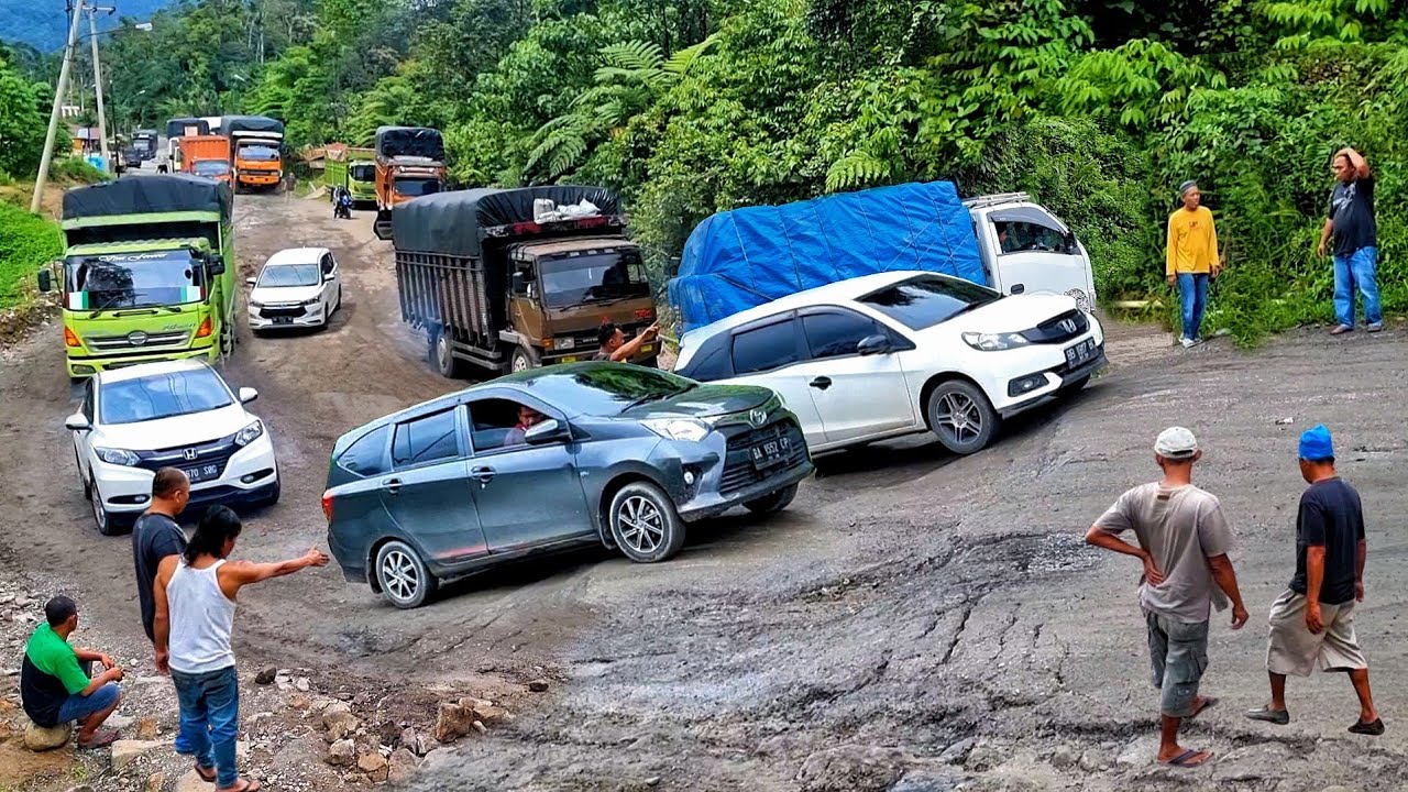Испытание водителя: автомобиль испытывает трудности на плохой подъемной дороге