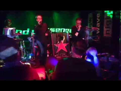 Ver !distain - SynthPopBoy (live in Hannover / official bootleg video) no YouTube Ver !distain - SynthPopBoy (live in Hannover / official bootleg video) no YouTube