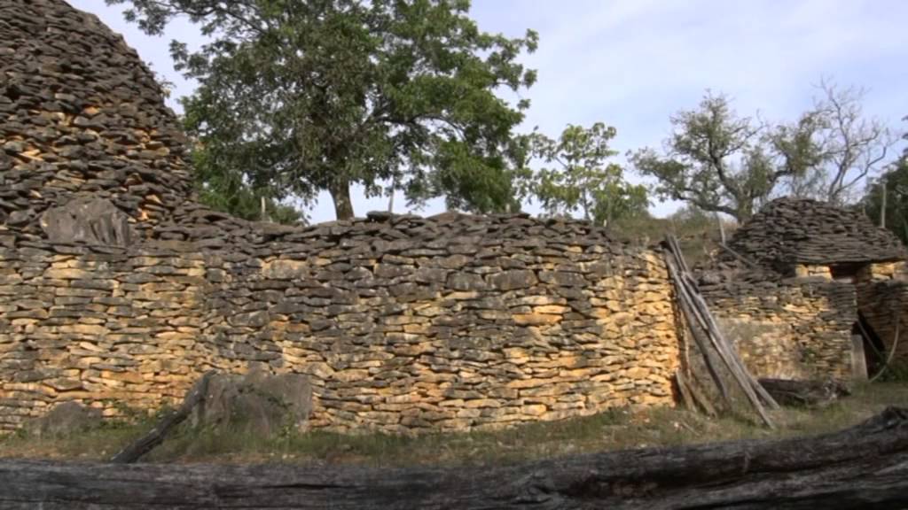 PERIGORD : LES CABANES DU BREUIL