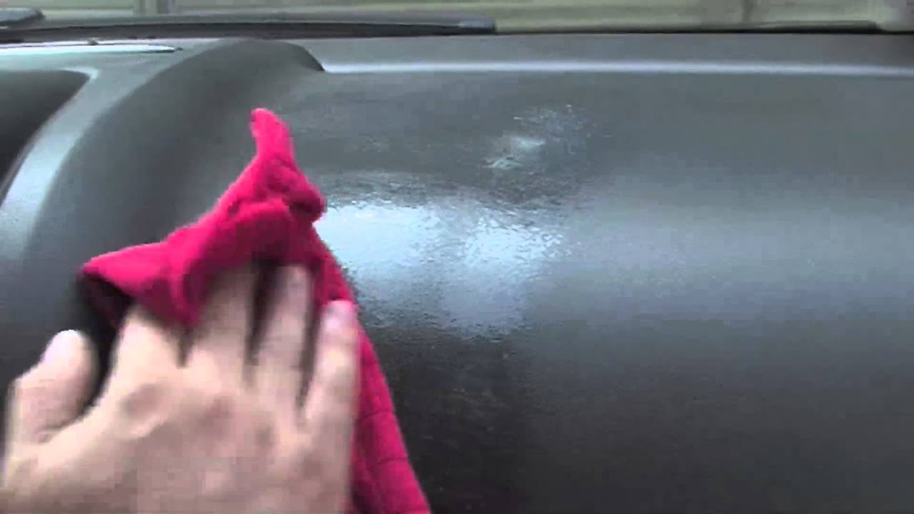 Nettoyer l'intérieur de la voiture: plastiques et tableaux de bord 