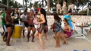 Супер танец на берегу у моря