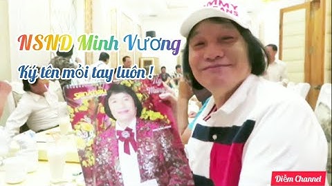 Bắt Gặp NSND MINH VƯƠNG Cho Xin Chữ Ký Mỏi Tay Luôn! Bộ Lịch Báo Sân Khấu Xuân Canh Tý 2020