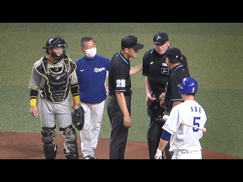 阿部の打球が右足に直撃し崩れ落ちそうになるも何とか耐えた球審(2022年4月14日)