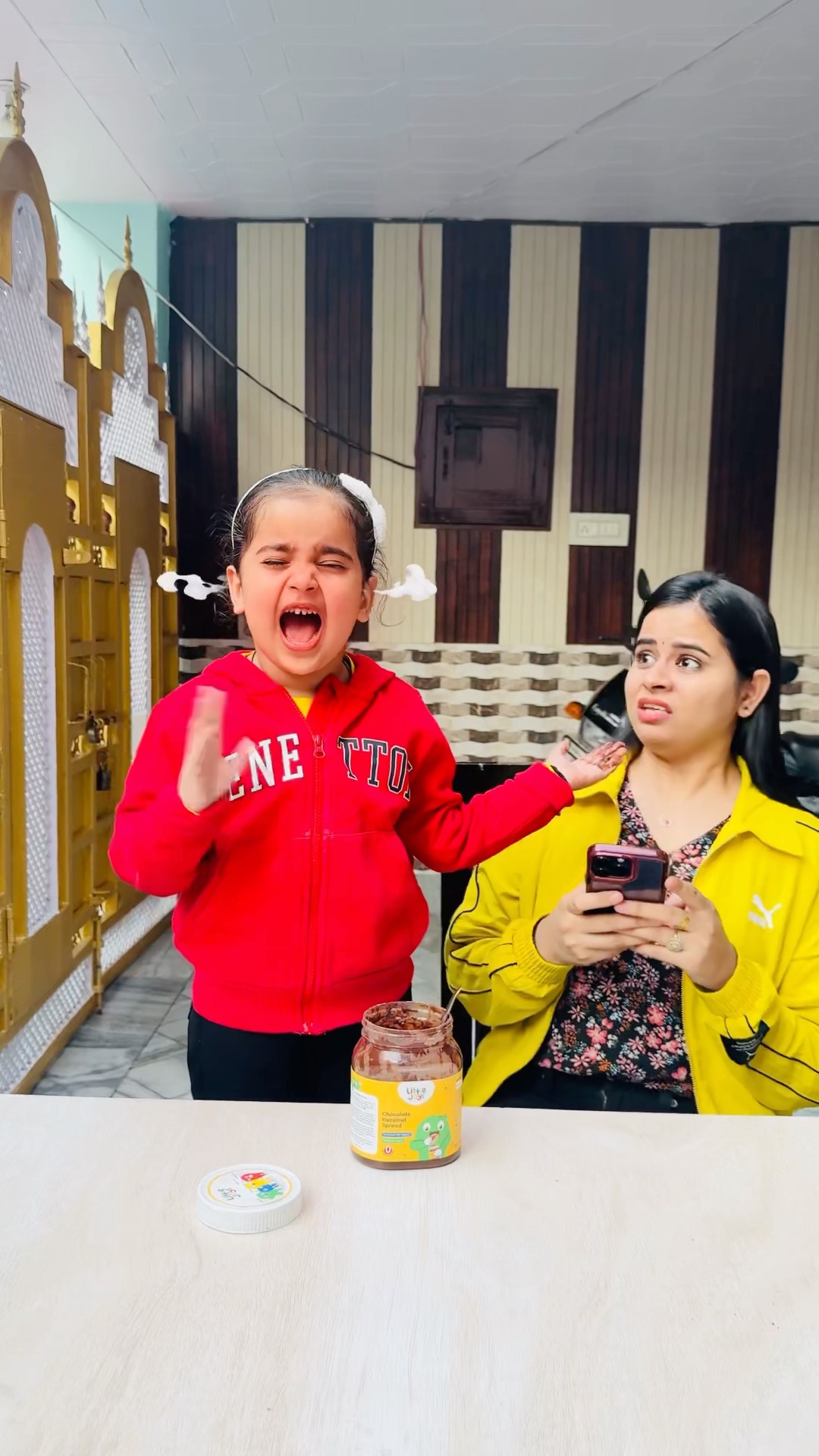 Mumma Anaya Ka Hath Kha Gayi ?