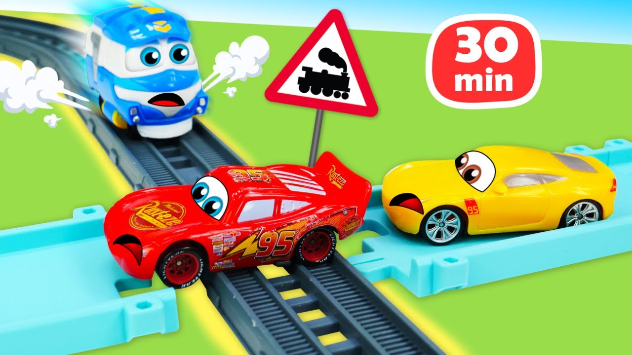 Relâmpago McQueen fica preso nos trilhos! Histórias infantis. Vídeo infantil.