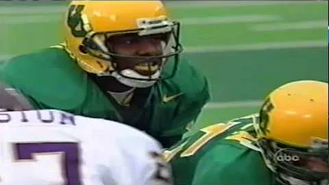Oregon QB Akili Smith throws deep to WR Donald Hay...