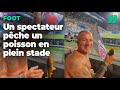 En plein match de foot ce supporter pche un poisson dans le stade