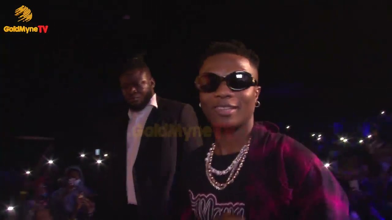 Fans melting moment Wizkid joins Buju on stage at his "Sorry I'm Late" Concert