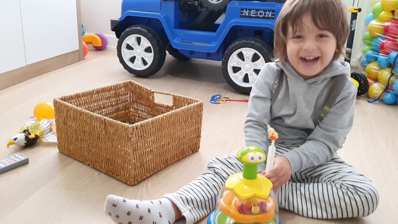 Fatih Selim bebeklik oyuncaklarını bebek arkadaşlarına hediye etmek için ayırıyor.