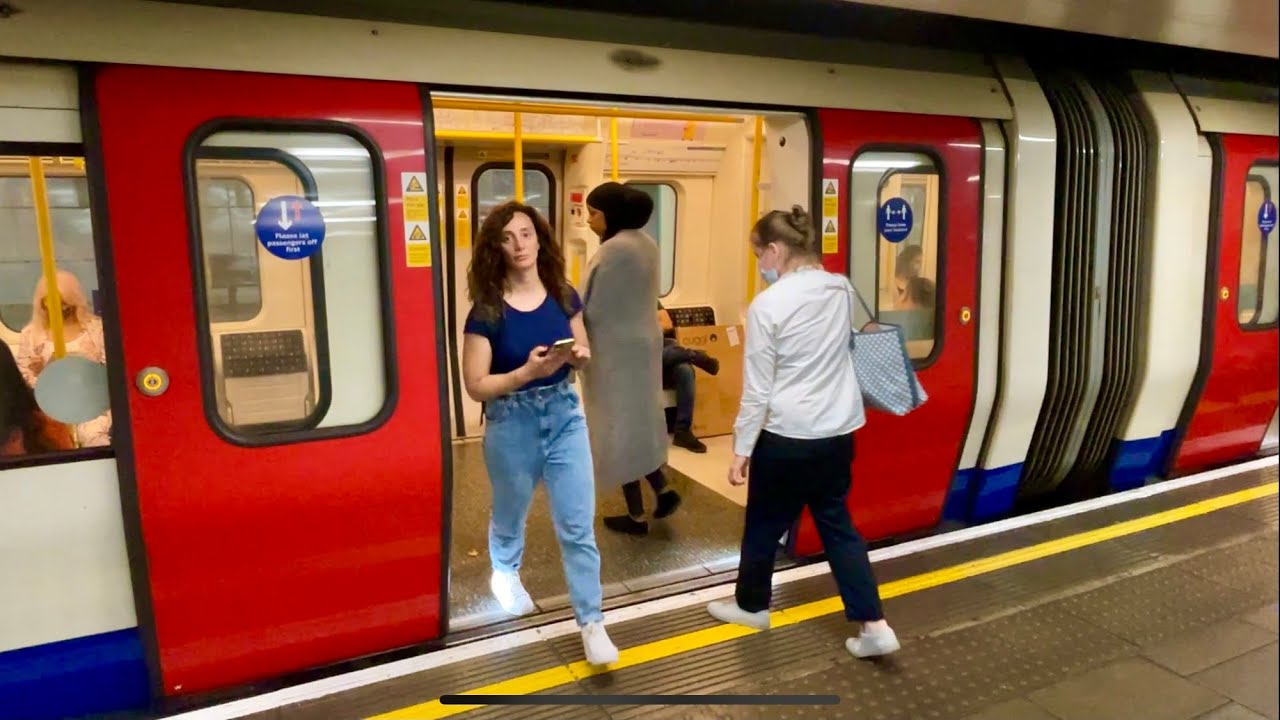 London Underground 2021 Central Line, District Line Door Opening and