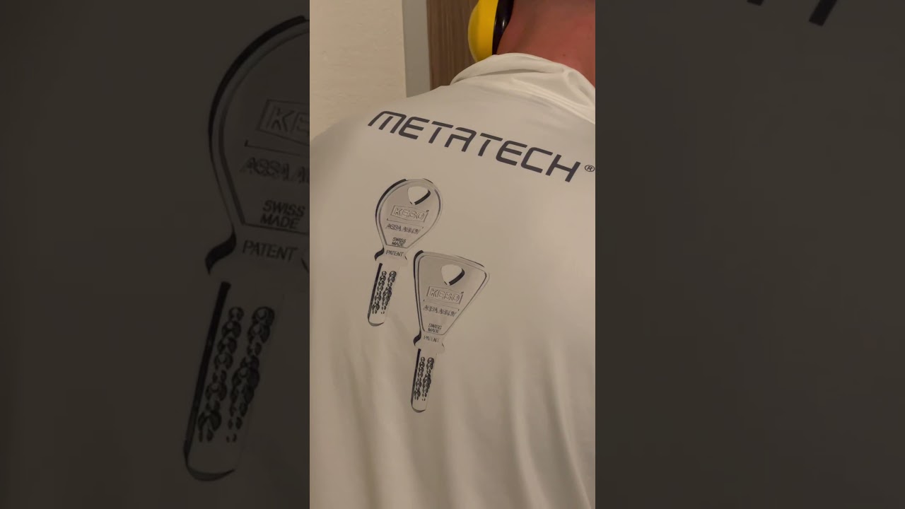 Gehärtete Stahlschloss öffnen