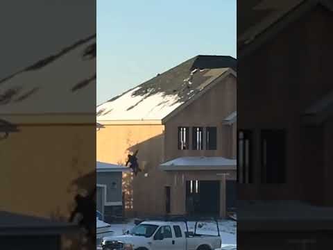 Wideo: Poręcz dachowa jest niezbędna dla bezpieczeństwa na dachu
