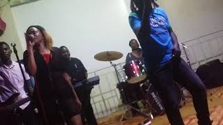 war-and-crime-live-performance-by-lucky-dube-look-alike-mark-reigns-on-the-drums