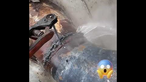 😱water pipe is leak then fastly welding during moving 😯water this moment is very dangerous 😱😯