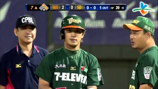 20131013 CPBL 獅VS象 7上 林志祥中外野方向安打,鄧志偉想衝三壘還好被教練擋下了