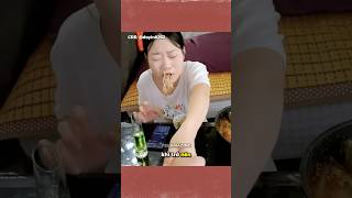 Cô gái bật cười vì chàng trai ngốc nghếch