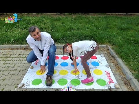 BABA KIZ BAHÇEDE TWİSTER OYNADIK - Eğlenceli Çocuk Videosu - Funny Kids Videos