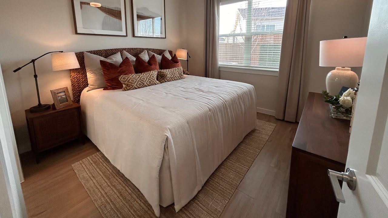 Идеальная минималистичная квартира с 2 спальнями, 2 ванными комнатами и крошечным задним двориком...