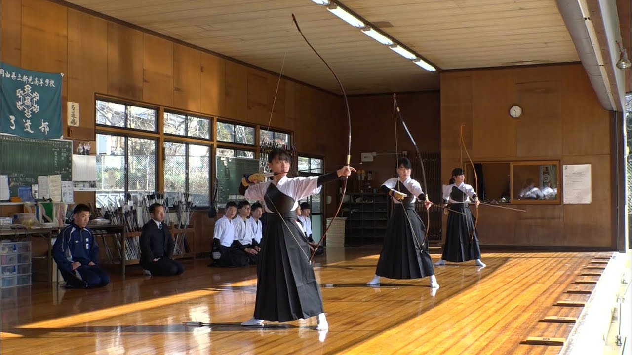 狙うは「新年の目標」 新見高校で射初めの会 岡山・新見市 - YouTube
