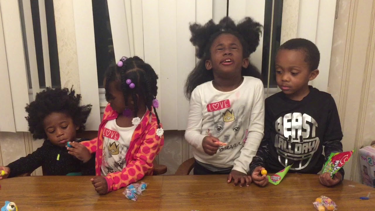 DA’RIYAH and DA’RYAN do the sour candy challenge YouTube